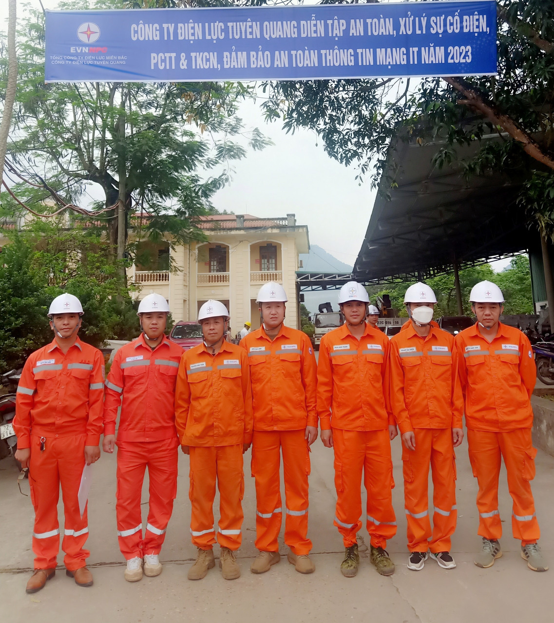 Xí nghiệp Dịch vụ Điện lực Tuyên Quang phối hợp với PC Tuyên Quang diễn tập PCTT&TKCN, diễn tập an toàn (3 trong 1) năm 2023